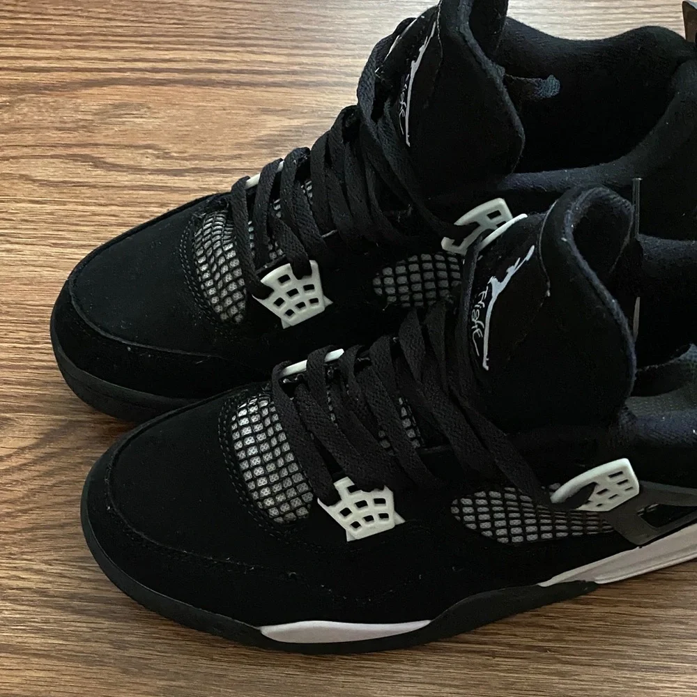 Jordan Men's Black and White Basketball Sneakers Retro Thunder Z. 10